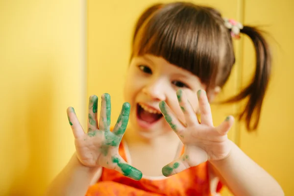 gösterilen kız el boyalı. silah