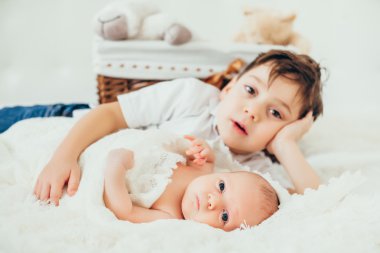 yatakta yatıyordu (sarılma) kucaklayan kardeşler. çocuklar