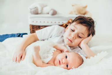 yatakta yatıyordu (sarılma) kucaklayan kardeşler. çocuklar