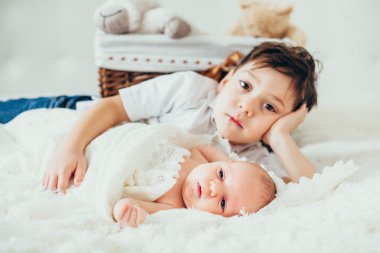 yatakta yatıyordu (sarılma) kucaklayan kardeşler. çocuklar