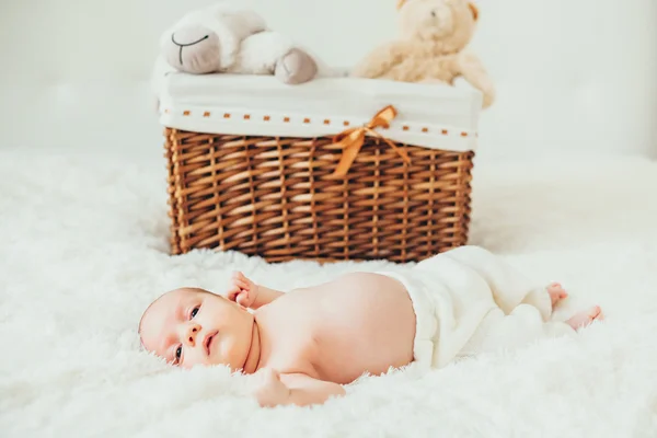 Малыш (ребенок) лежит в белом трикотажном одеяле. новорожденные . — стоковое фото