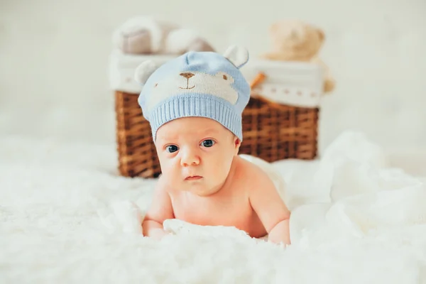 Lilla barnet (barn) ligger i en vit stickad filt. nyfödd — Stockfoto