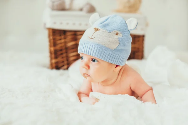 Little baby (child) lying in a white knitted blanket. newborn — Stock Photo, Image