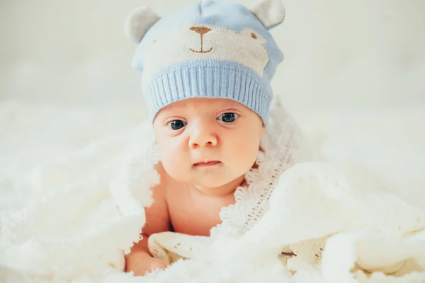 Pequeño bebé (niño) acostado en una manta de punto blanco. recién nacido —  Fotos de Stock