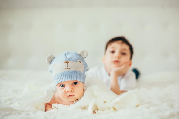 Irmãos deitados na cama. meninos — Fotografia de Stock