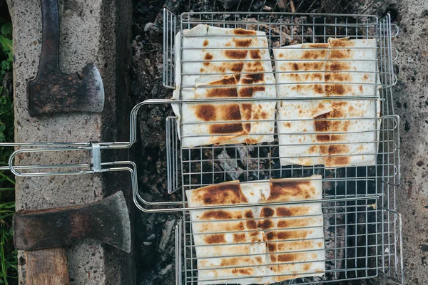 Pitabröd på grillen. utomhus — Stockfoto