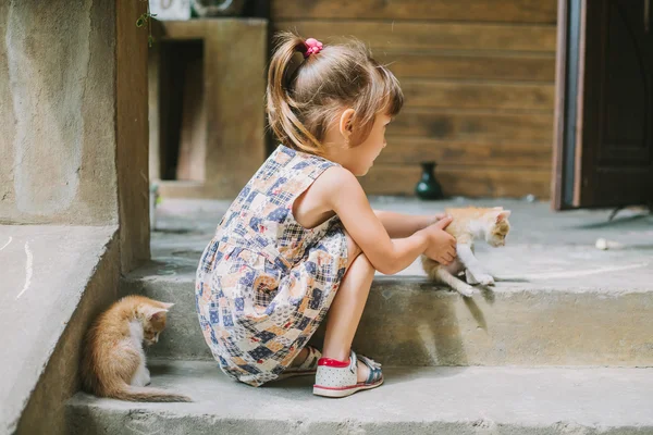 Fille jouer avec des chatons sur la terrasse — Photo