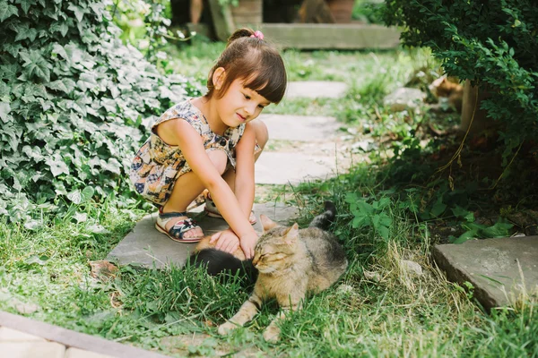 Fille jouer avec chatons — Photo