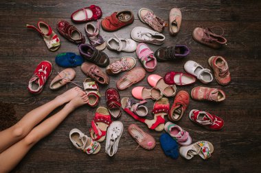 Yerdeki eski yıpranmış bebek (çocuk, çocuk) ayakkabıları. sandalet, bot, s