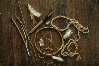 el Dreamcatcher yapacaklar. Üstten Görünüm. Flat.Handmade lay