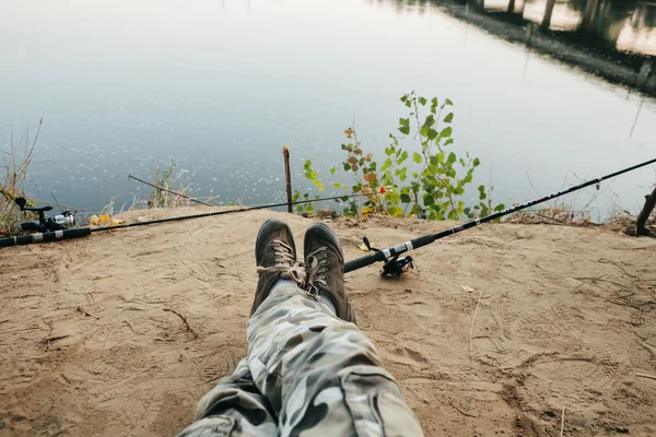 Homme pêche filature sur la rivière — Photo