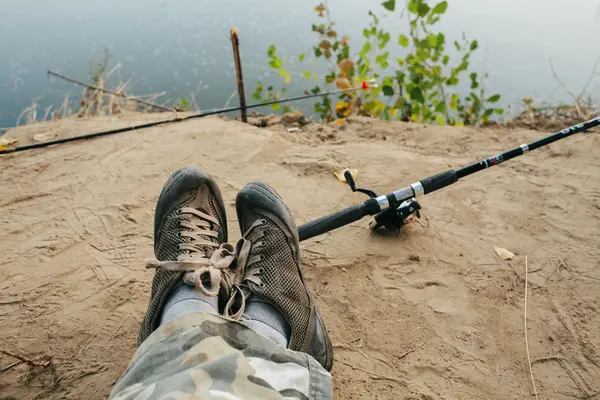 Vara de pesca homem no rio — Fotografia de Stock