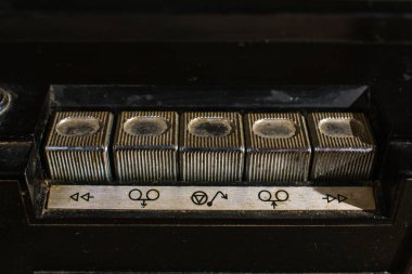 Kasetçalardaki düğme 80 'lerde. Eski bir teypten düğmeler