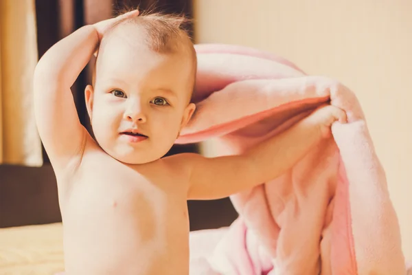 Um cobertor de bebé a brincar. Criança com um cobertor — Fotografia de Stock