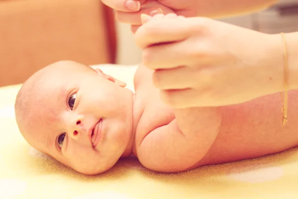 Massaggio del bambino — Foto Stock