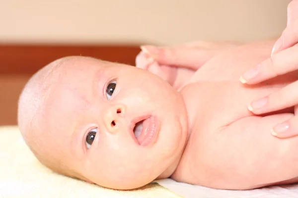 Babymassage — Stockfoto