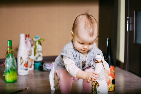 Bebê sentado jogando garrafa. decoupage — Fotografia de Stock