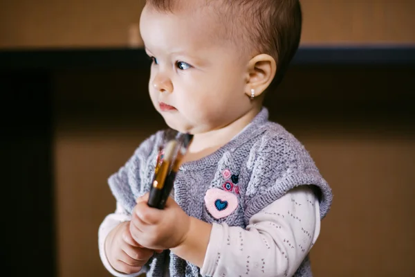 Bebê segurando um pincel — Fotografia de Stock