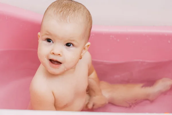 Çocuk banyoda hidromasajlı küvet.