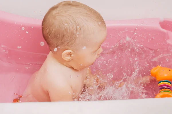 Çocuk banyoda hidromasajlı küvet.