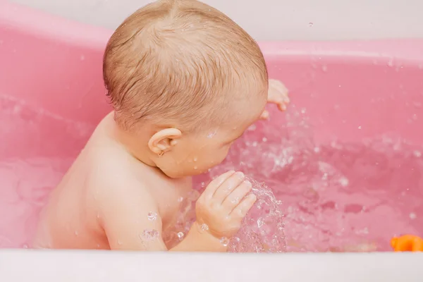 Çocuk banyoda hidromasajlı küvet.