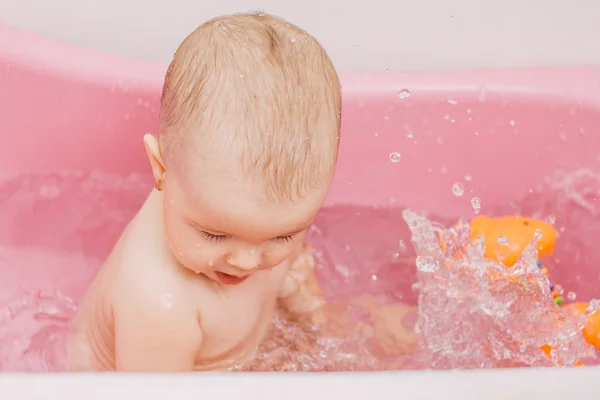 아이 목욕탕에서 목욕 — 스톡 사진