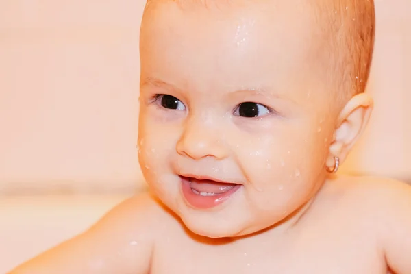 Banhos de bebê em um banheiro — Fotografia de Stock