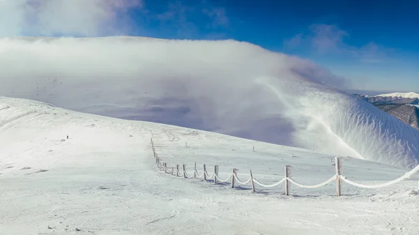 Mañana en las montañas Cárpatas. Dragobrat. — Foto de Stock