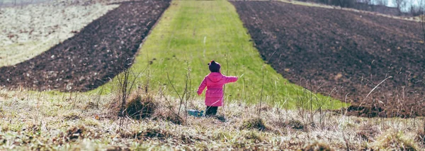 Chica de pie en el campo. panorama . — Foto de Stock