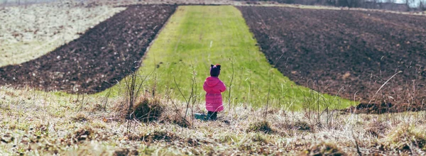 Девушка, стоящая в поле. панорама . — стоковое фото