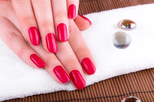 Vackra händer med fransk manikyr naglar — Stockfoto