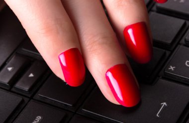 tipik dizüstü bilgisayar klavye üzerinde el