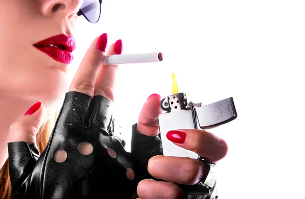 Punk rock chica fumar un cigarrillo — Foto de Stock