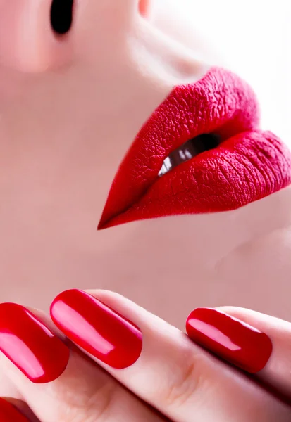 Rode sexy en glanzende vrouwelijke lippen — Stockfoto