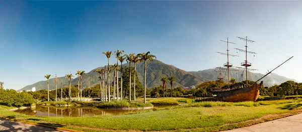 İkonik Caracas Dağı El Avila ya da Waraira Repano ve Doğu Park 'tan ya da Parque del Este' den gelen eski bir gemi aracı..