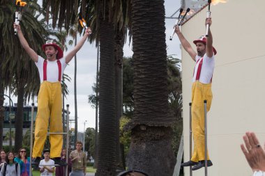 Melbourne, Victoria / Avustralya - 12 / 01 / 2013: Ateşle jonglörlük yapan iki adam, 18 Lower Esplanade, St Kilda VIC 3182, Avustralya.