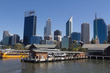 Perth, Batı Avustralya / 2013 - 21 / 01 / 2013: Perth kentinin mali alanı, ofisleri ve ticari binaları ve gökdelenlerinin manzarası.