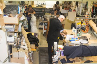 Perth, Batı Avustralya / Avustralya - 17 / 01 / 2013: Deri, Sinikka Özel Yapım Giysiler, Alterasyonlar ve Tamiratlar, Deri Ürünler ve Kürk Uzmanı bir giyim şirketinde çalışan kişiler. Deri ve Kürk için, 117 Kışla St Perth, WA, 6000,