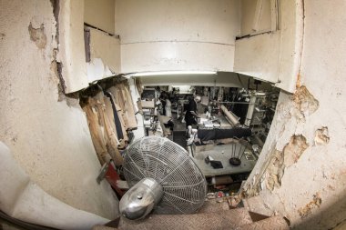 Perth, Batı Avustralya / Avustralya - 17 / 01 / 2013: Deri, Sinikka Özel Yapım Giysiler, Alterasyonlar ve Tamiratlar, Deri Ürünler ve Kürk Uzmanı bir giyim şirketinde çalışan kişiler. Deri ve Kürk için, 117 Kışla St Perth, WA, 6000,