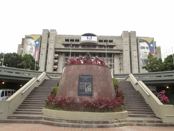 在委内瑞拉首都的标志性大街加拉加斯的阿韦尼达 博尔瓦 Avenida Bolvar 展示了西蒙 博尔瓦 Simn Bolvar 平民服装纪念碑的景象 委内瑞拉加拉加斯 — 图库照片