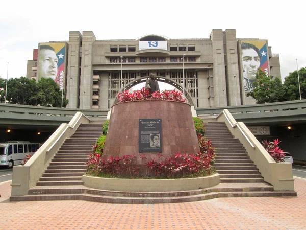 在委内瑞拉首都的标志性大街加拉加斯的阿韦尼达 博尔瓦 Avenida Bolvar 展示了西蒙 博尔瓦 Simn Bolvar 平民服装纪念碑的景象 委内瑞拉加拉加斯 — 图库照片