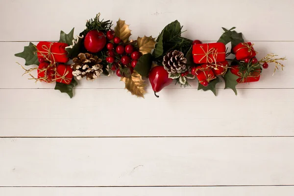 Interessante Schöne Weihnachtsdekorationen Auf Weiß Gefärbter Holzoberfläche Mit Kopierraum — Stockfoto