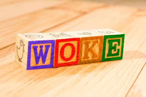 Tahta bir yüzey üzerinde 