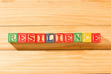 Tahta bir yüzey üzerinde RESILIENCE sözcüğüyle muhteşem ahşap küpler..