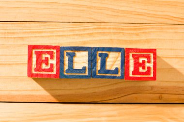 Tahta yüzey üzerinde ELLE sözcüğüyle muhteşem ahşap küpler..