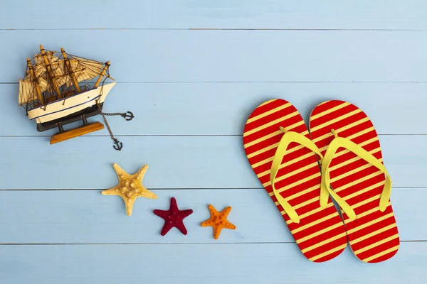 Zomertijd Een Koel Uitzicht Beschilderde Lichtblauwe Houten Tafel Met Zonnebril — Stockfoto