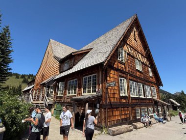 Rainier Dağı Ulusal Parkı 'nın dışında birçok insanın olduğu bir büfe. ABD, Washington 17 Temmuz 2025.