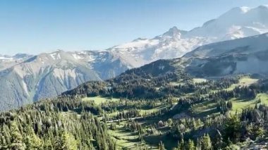 Bir kamera tepsisi ve yakınlaştırma, 17 Temmuz 2025 'te Washington' da Rainier Dağı 'nda bir gölün ve buzulların özlemle andığı bir yeri gösteriyor..