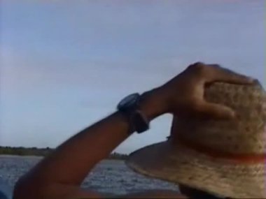 Teknedeki insanlar eğleniyor. Carenero, Miranda State, Venezuela, 1 Ocak 2001. 8 mm 'lik video. Yazı.