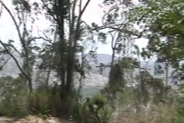 Caracas City 'nin Warairarepano Ulusal Parkı' ndaki Loma del Viento korucu istasyonunun (El vila) yakınındaki bir kısmının manzarası ve teleferik manzarası. Caracas, Venezuela, 24 Haziran 2007. dijital video. Yazı.